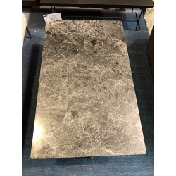 Table basse Gubi Table basse TS Coffee plateau marbre Emperador gris/base métal laqué noir